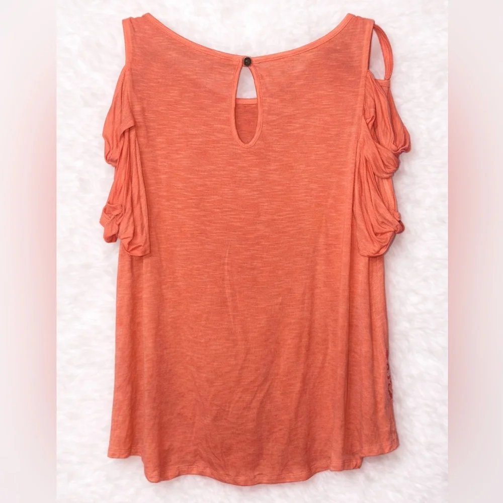 Maurices Coral Cold Shoulder Top Floral Hem Boho Blouse Size Small - Picture 2 of 3